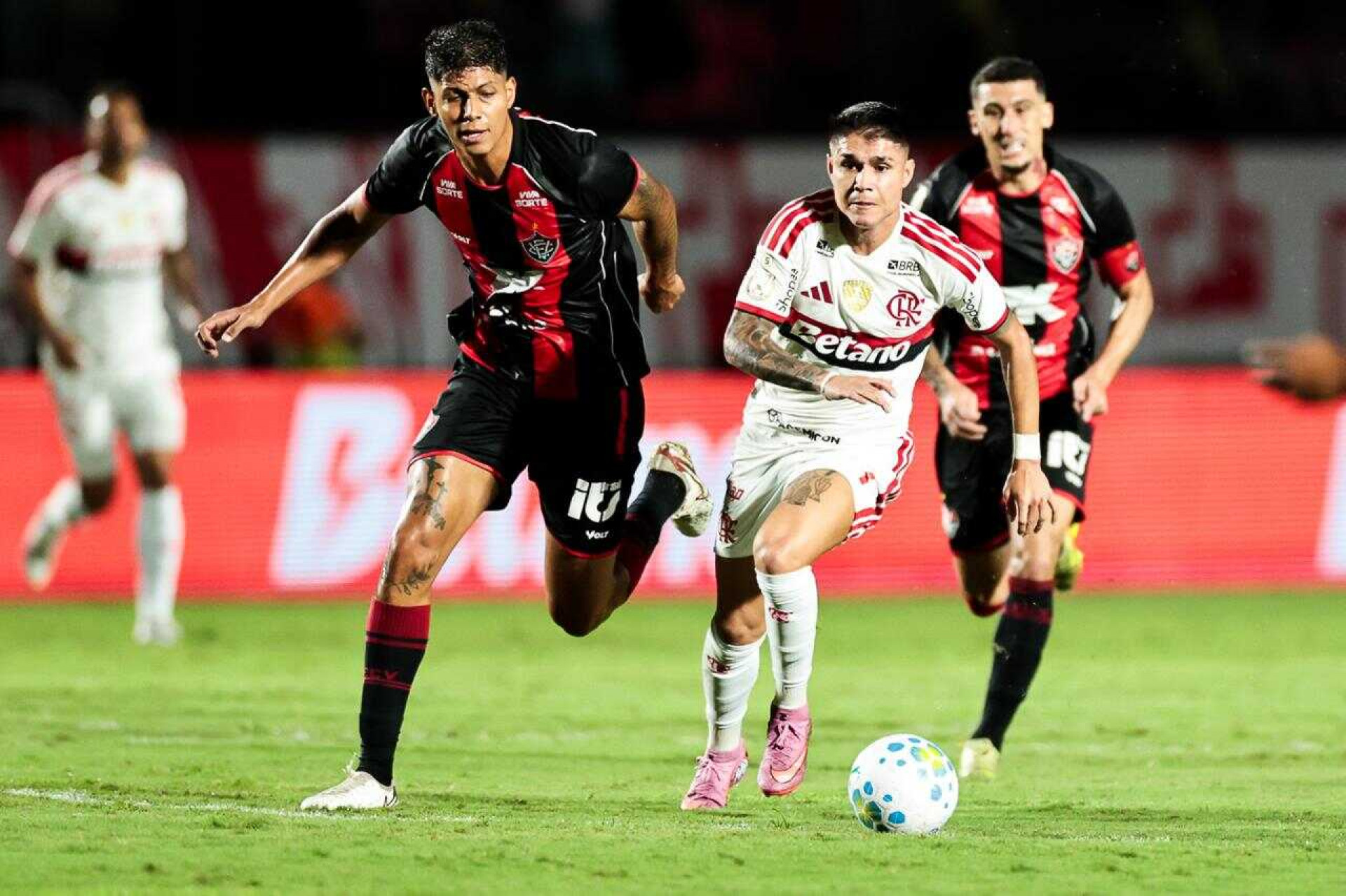 Vit&oacute;ria supera desvantagem, vence e elimina o Flamengo da Copa do Brasil