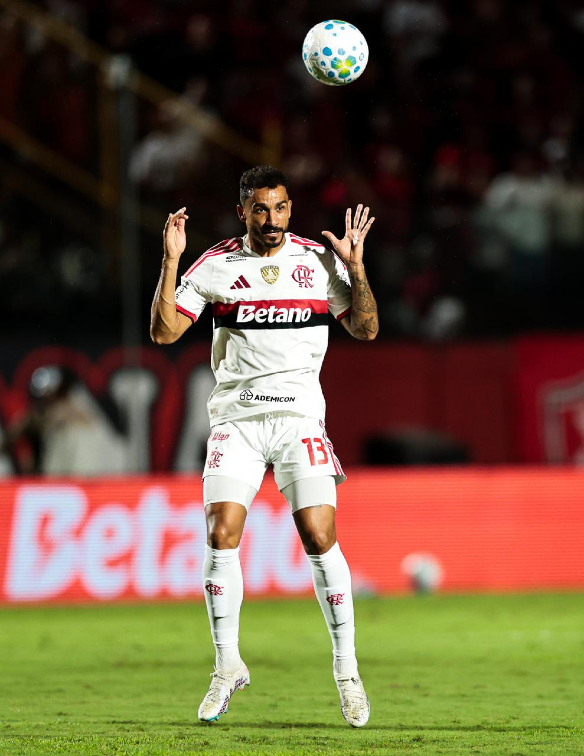 Danilo lamenta as muitas chances de gol perdidas pelo Flamengo