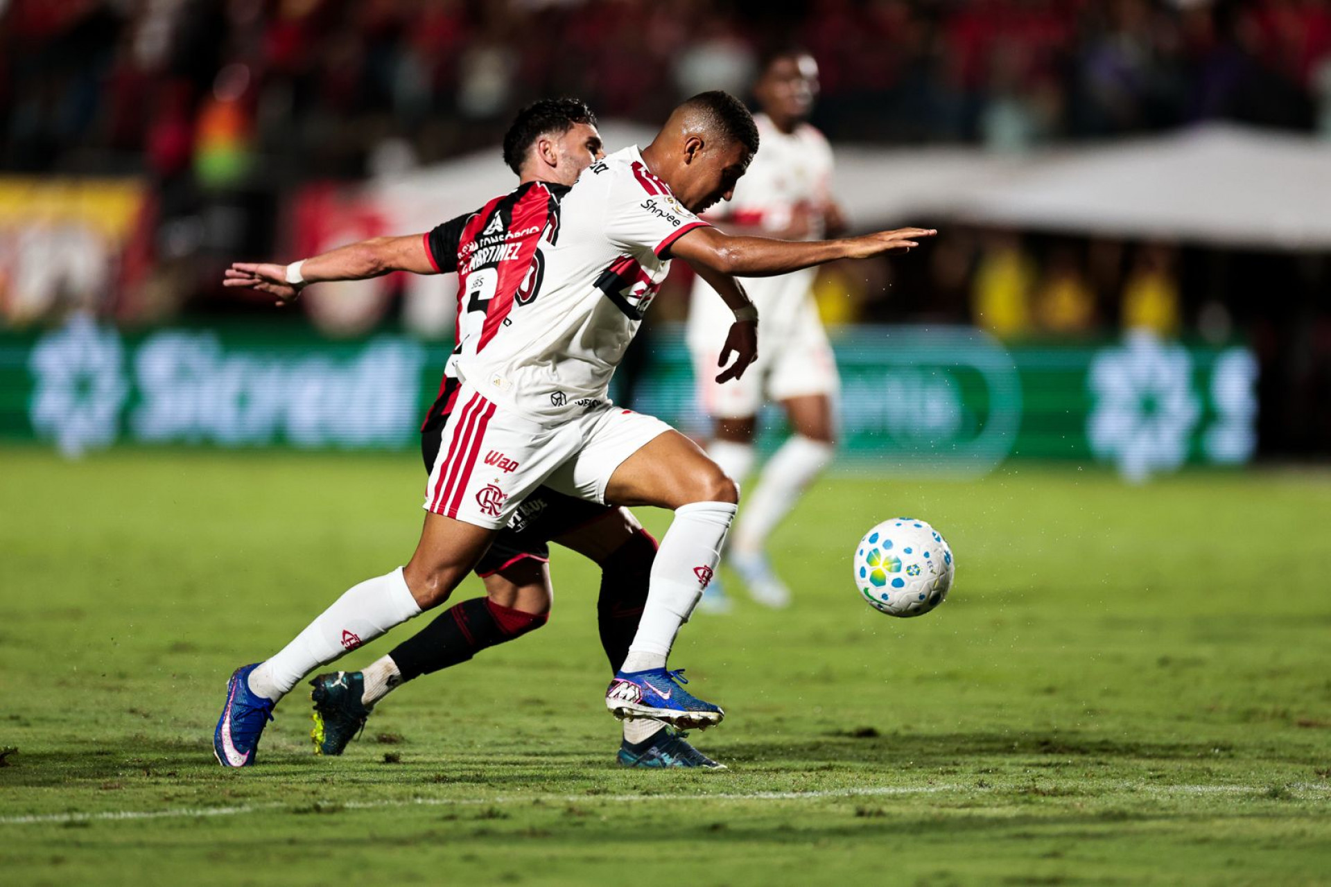 Samuel Lino ficou preso à marcação e teve atuação ruim em Salvador - Gilvan de Souza/Flamengo