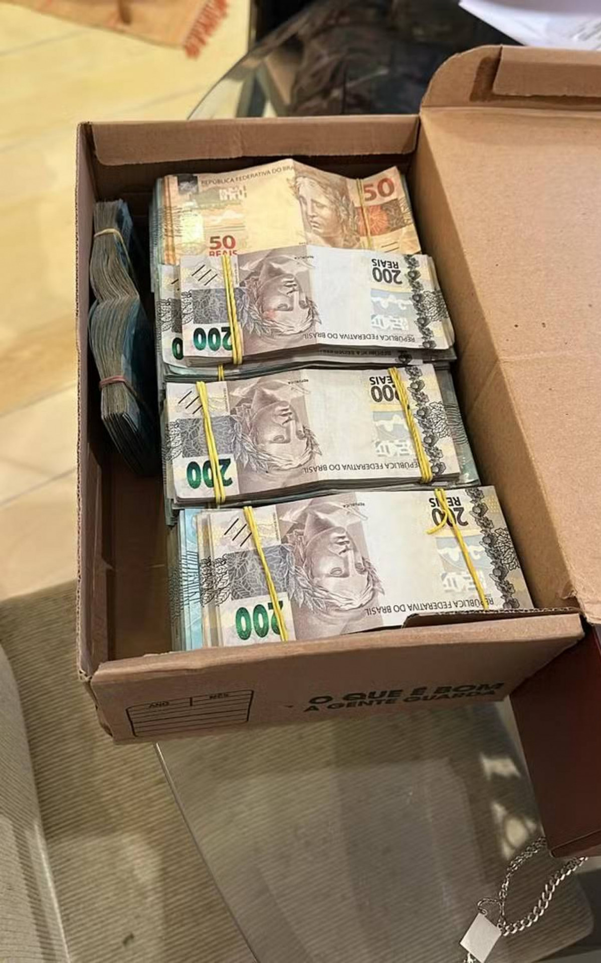 Dinheiro foi encontrado dentro de caixa de sapato em casa de policial civil - Divulgação