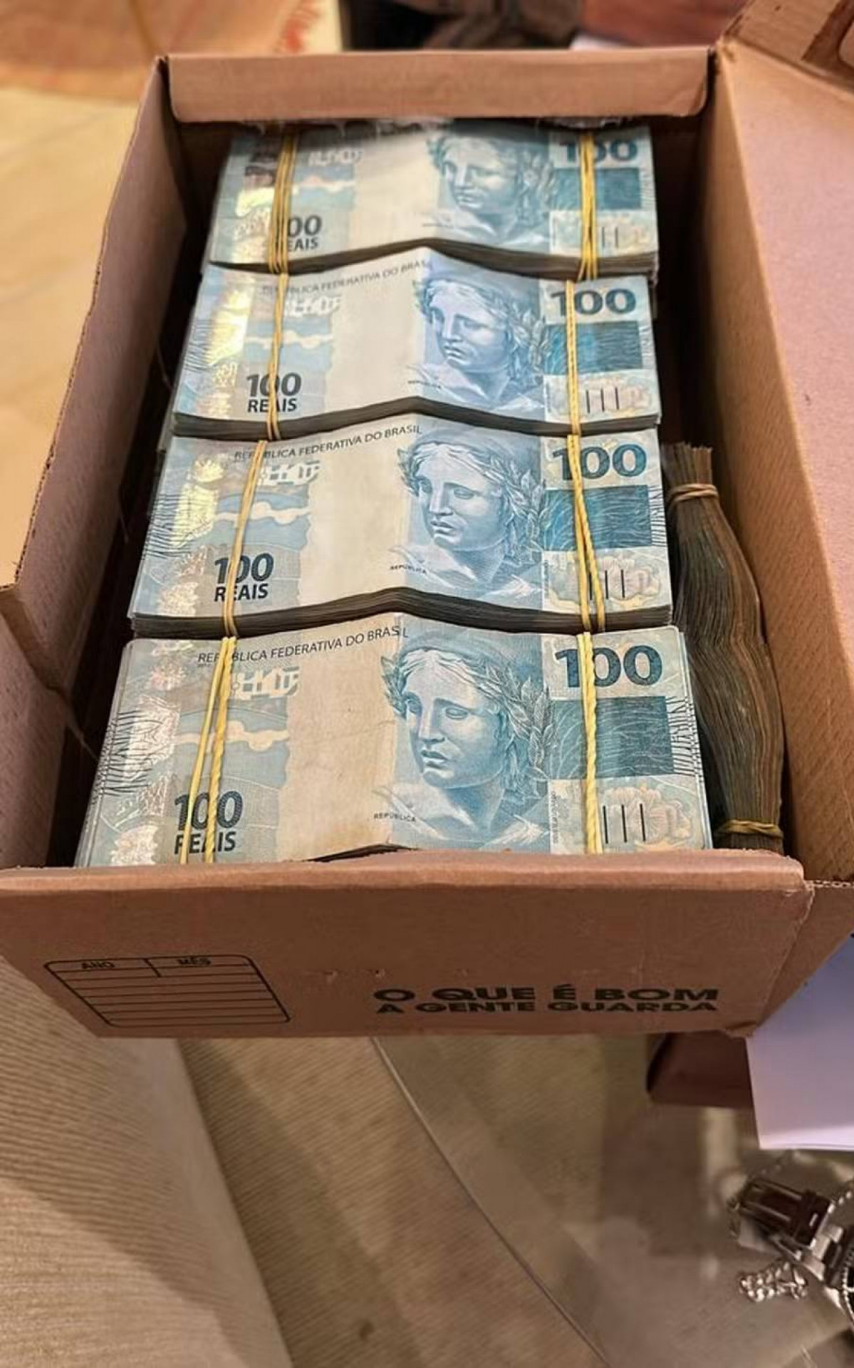 Dinheiro foi encontrado dentro de caixa de sapato em casa de policial civil - Divulgação