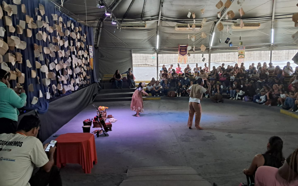 Com lona revitalizada, o Teatro de Arena Elza Osbourne realizou uma contação de histórias nesta sexta (15) - Reprodução / Redes sociais