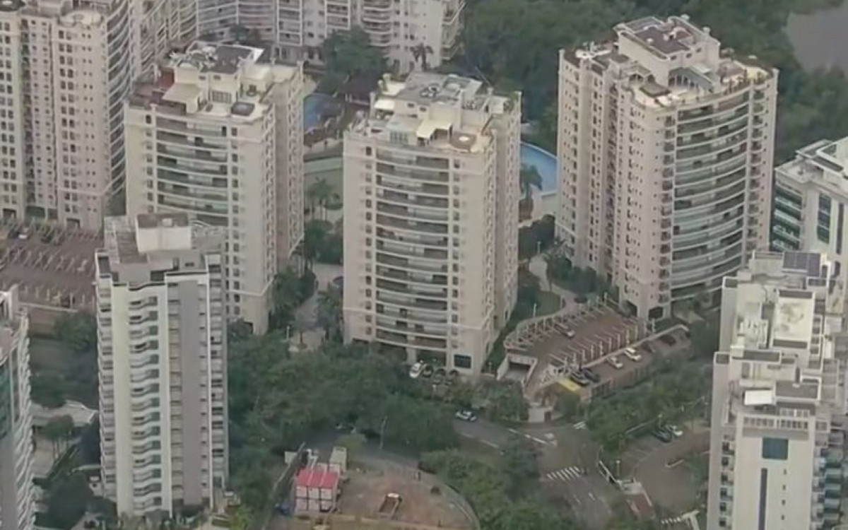 Condomínio onde mora ex-governador Cláudio Castro
