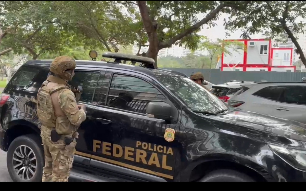 Agentes da PF cumpriram mandados de busca na casa do ex-governador Cláudio Castro