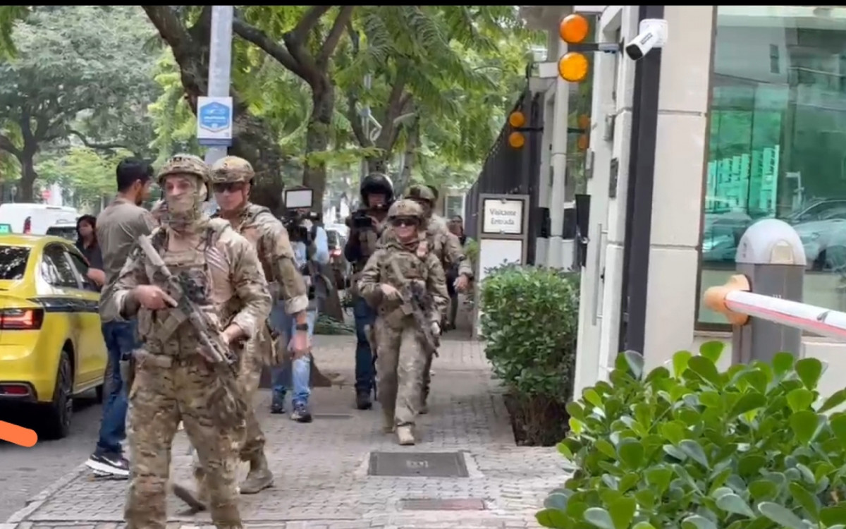 Agentes da PF cumpriram mandados de busca na casa do ex-governador Cláudio Castro