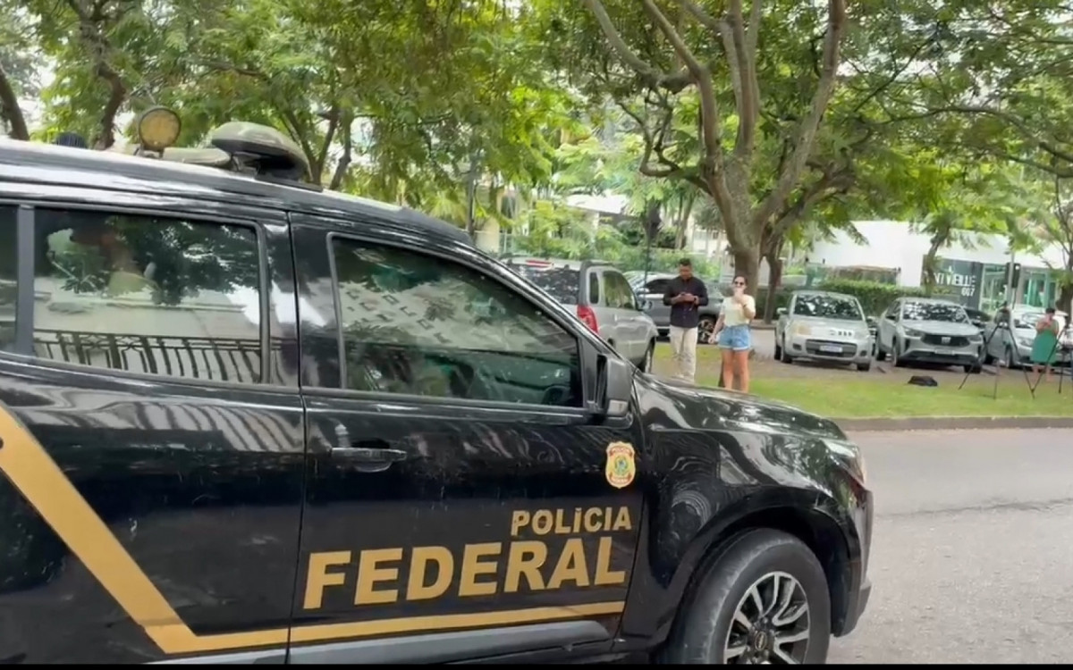 Agentes da PF cumpriram mandados de busca na casa do ex-governador Cláudio Castro