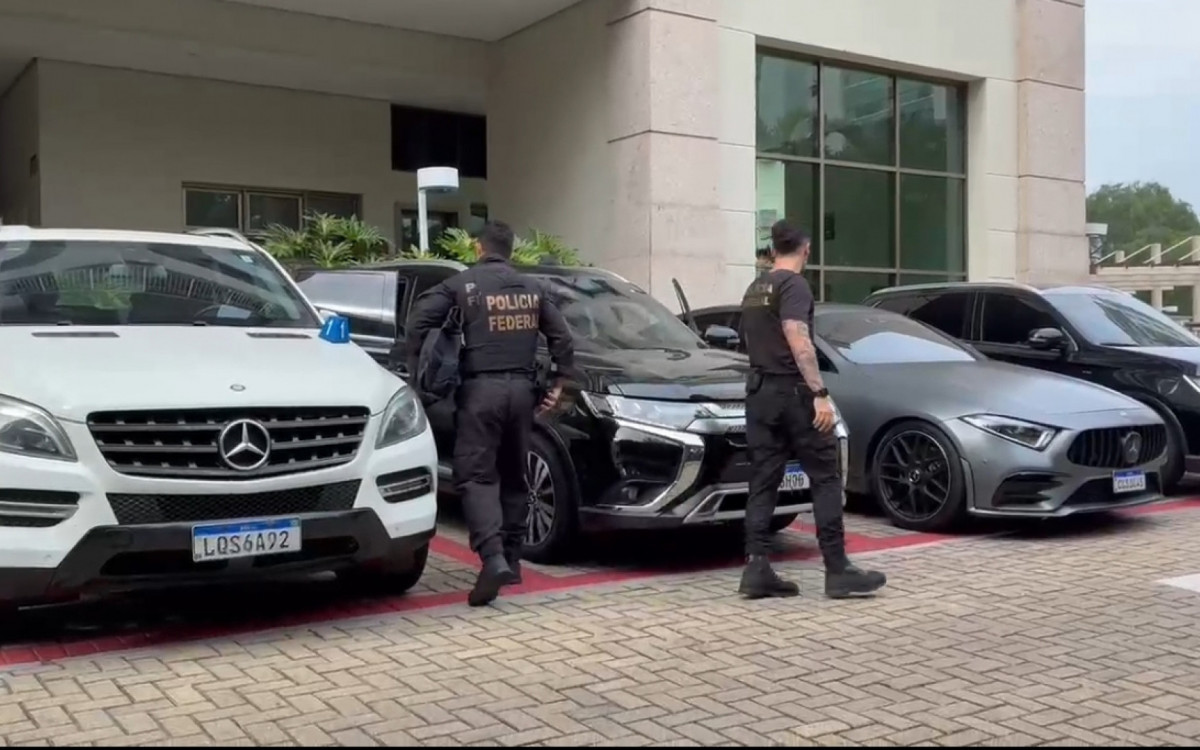 Agentes da PF cumpriram mandados de busca na casa do ex-governador Cláudio Castro