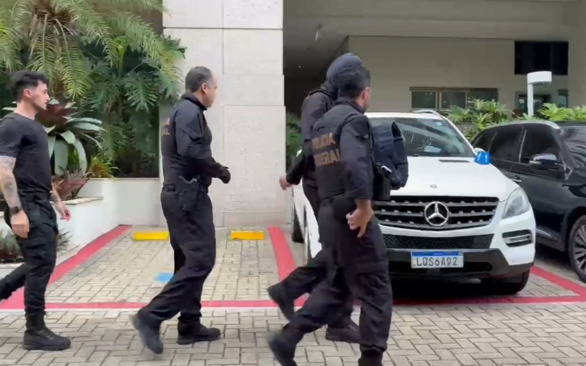 Agentes da PF cumpriram mandados de busca na casa do ex-governador Cláudio Castro
