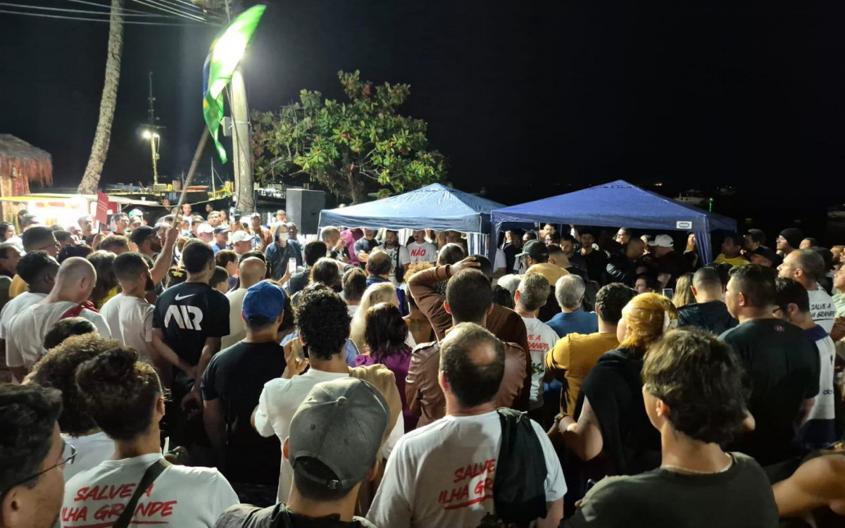 Com camisas pintadas moradores e empres&aacute;rios do turismo diziam "N&atilde;o a cobran&ccedil;a", "Salve a Ilha Grande"