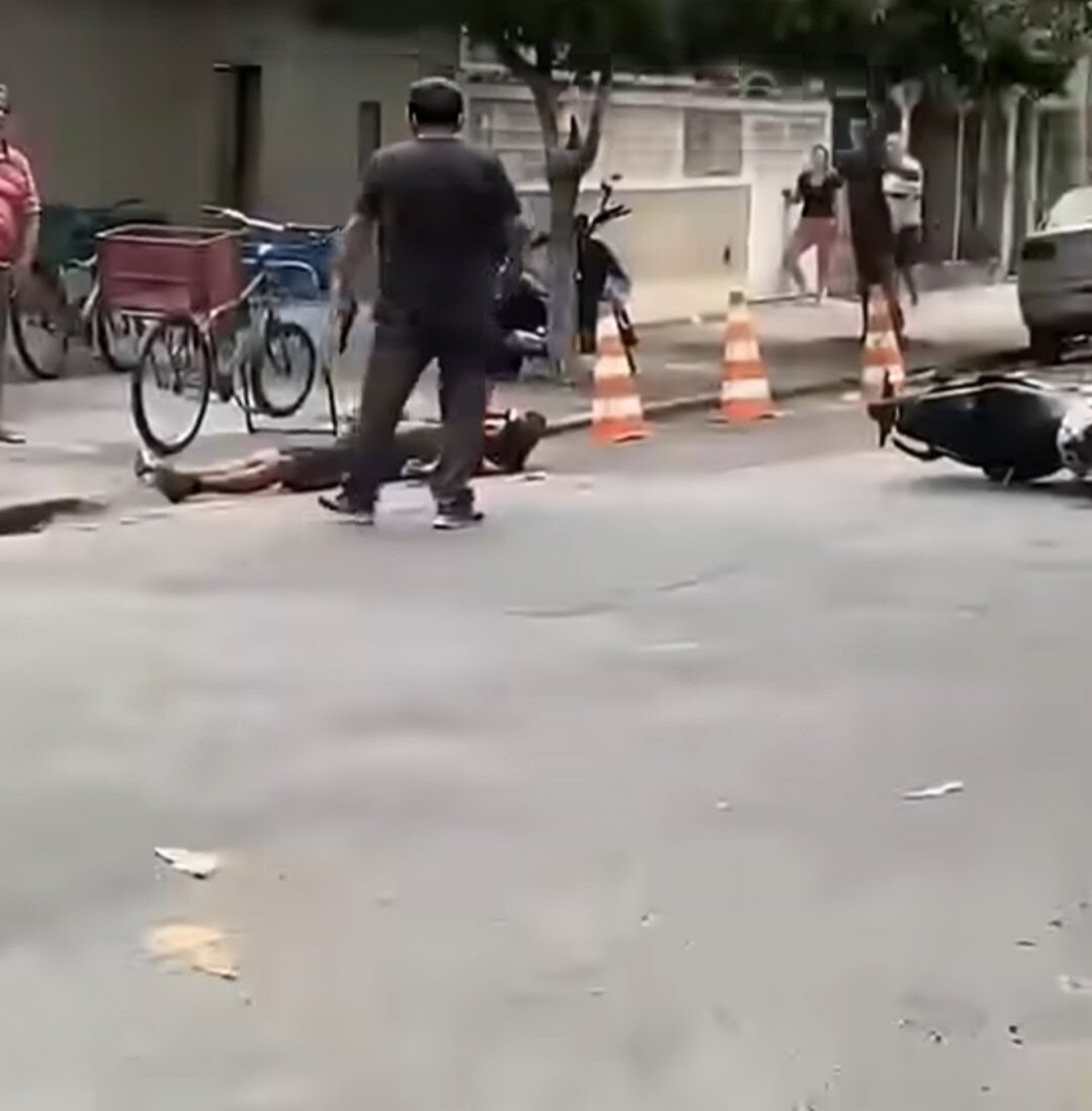 PMs de folga reagem a assalto e deixam dois suspeitos baleados no Méier