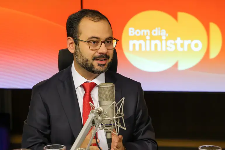 Ministro rebate críticas e defende apoio do governo ao fim da escala 6x1