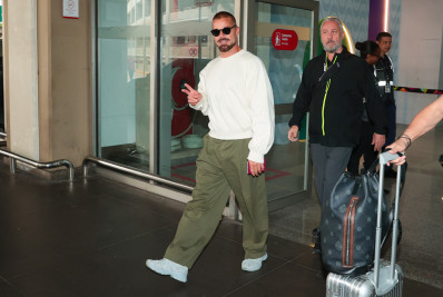 Ricky Martin retorna ao Rio e posa sorridente no aeroporto; fotos