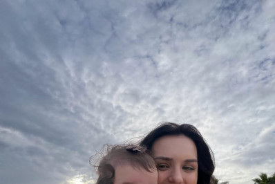 Rafa Kalimann posa em dia na praia com a filha