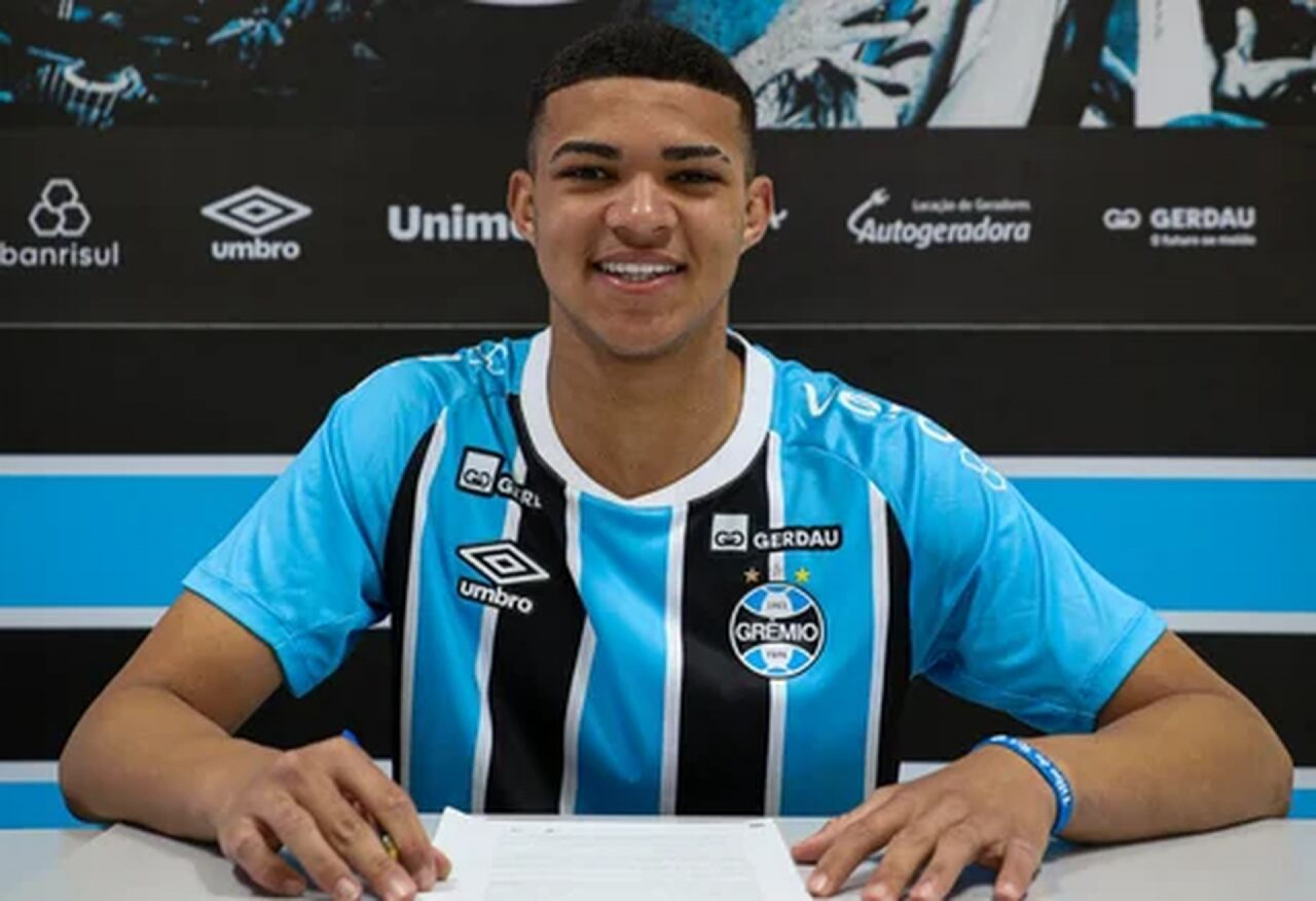 Balbuena tem les&atilde;o, e Lu&iacute;s Castro chama atleta da base para repor defesa do Gr&ecirc;mio