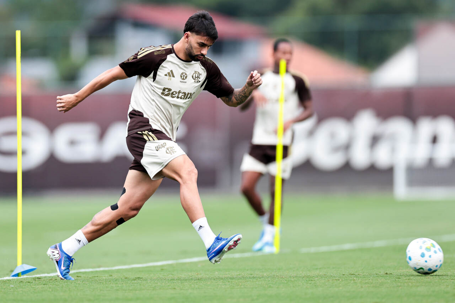 Paquet&aacute; treina com prote&ccedil;&atilde;o; saiba quando ele deve voltar ao Flamengo
