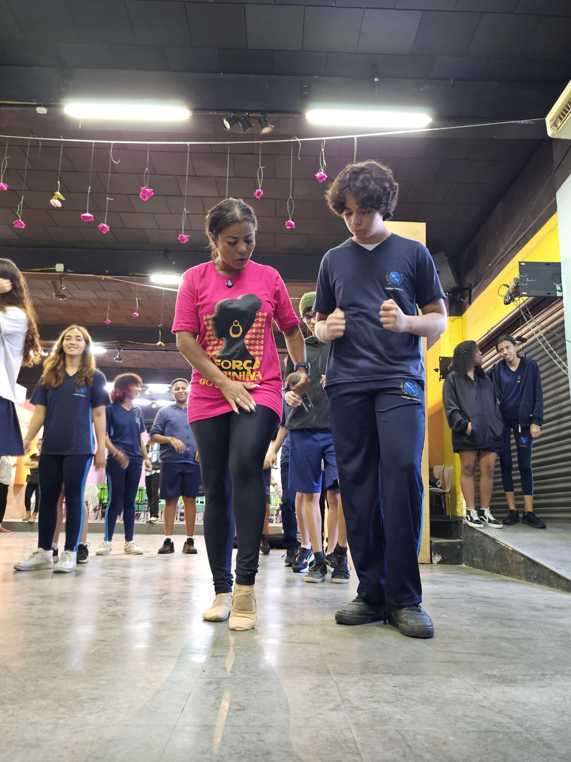 Alunos do Colégio Pedro II participaram de aula de samba no pé com Amanda Mattos
 - Divulgação