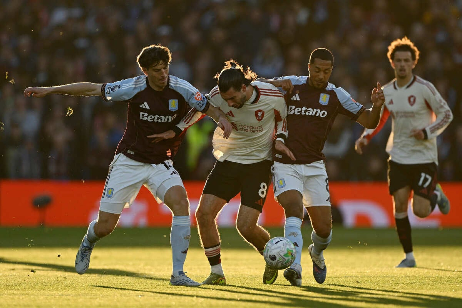 Aston Villa vence o Liverpool e garante vaga na Champions
