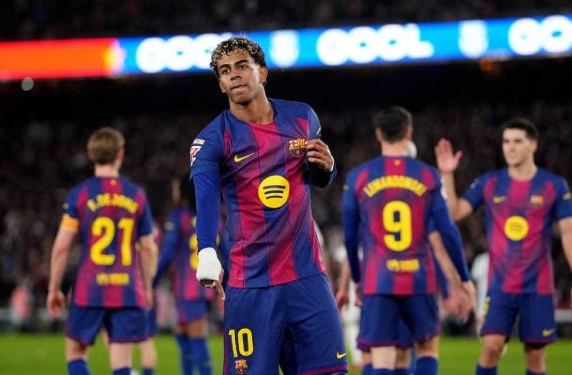 Camisa de Yamal vira febre em leil&atilde;o beneficente do Barcelona e dispara de valor