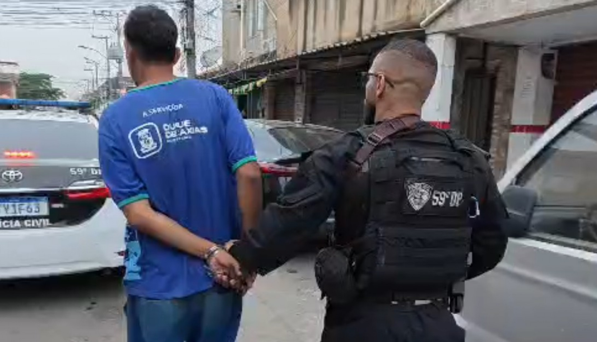 Homem tentou fugir usando uniforme da Prefeitura de Duque de Caxias - Reprodu&ccedil;&atilde;o