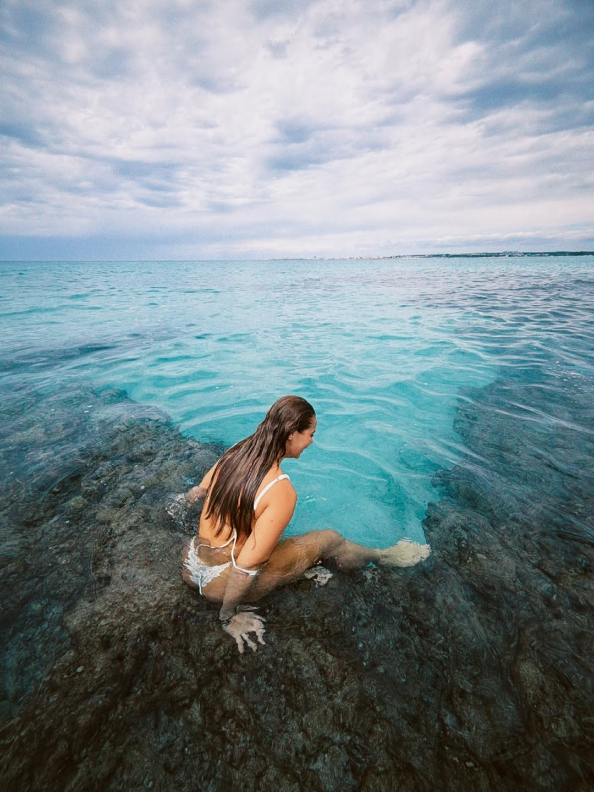 Paolla Oliveira posa de biquíni em cenário paradisíaco na Itália - Reprodução / Instagram