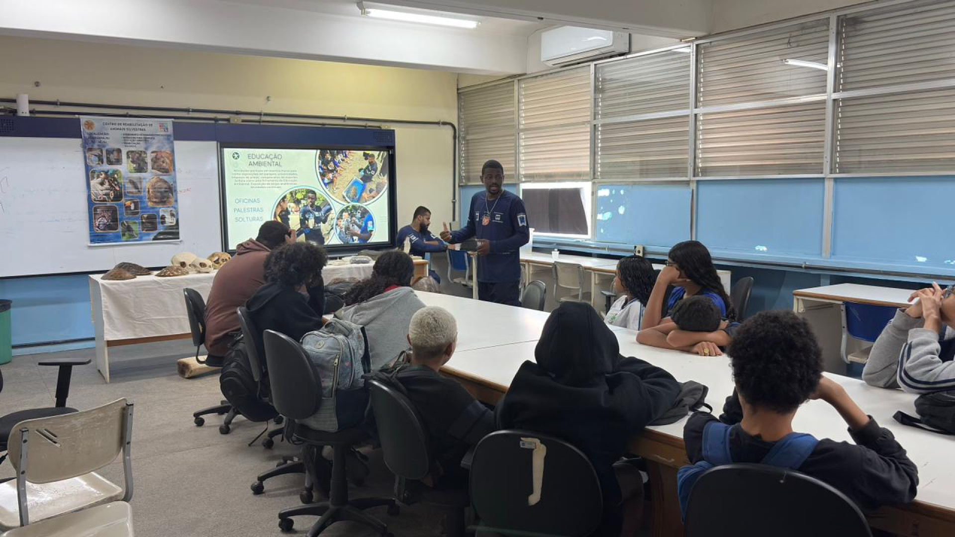 Estudantes participaram de atividade interativa sobre preserva&ccedil;&atilde;o marinha e impactos do pl&aacute;stico nos oceanos em escola de Quissam&atilde; - Foto: Divulga&ccedil;&atilde;o