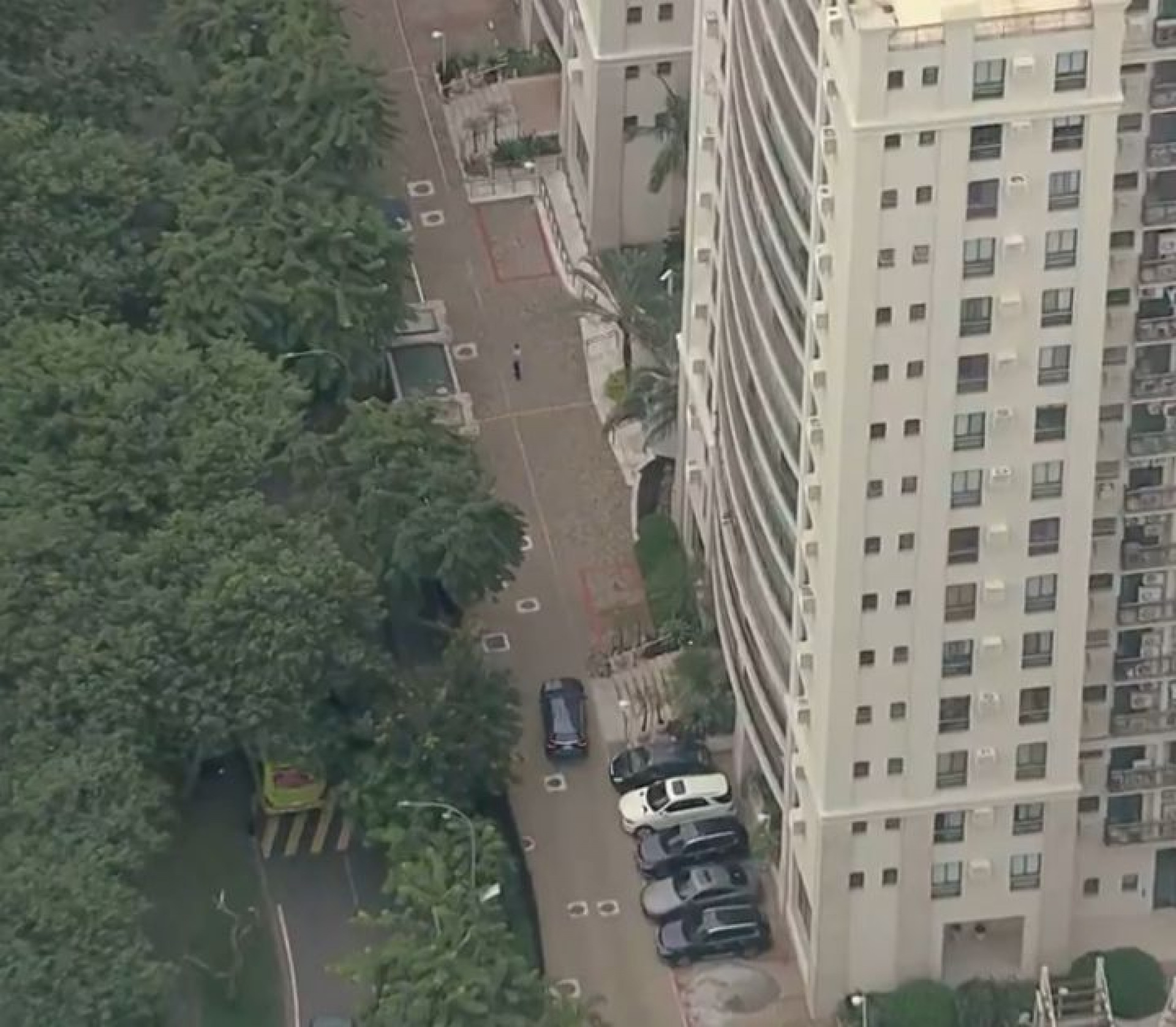 Agentes da PF estiveram em condomínio onde mora ex-governador Cláudio Castro - Reprodução/BDRJ