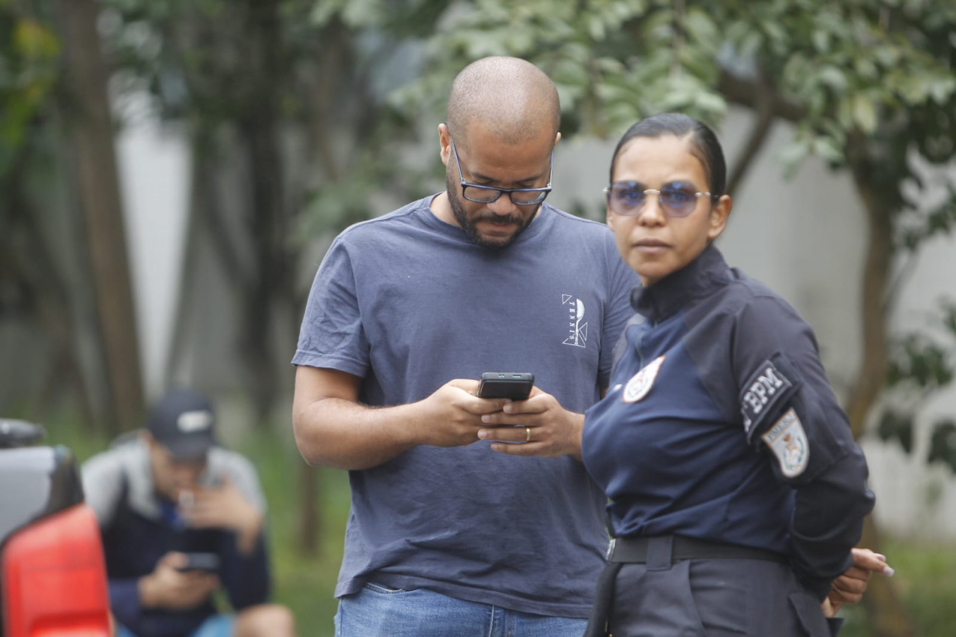 Rodrigo, filho do sargento Rildo Monteiro dos Santos, esteve no IML para tratar da liberação do corpo do pai - Reginaldo Pimenta / Agência O Dia