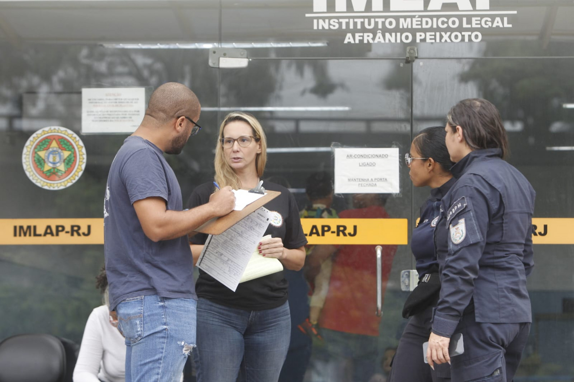 Rodrigo, filho do sargento Rildo Monteiro dos Santos, esteve no IML para tratar da liberação do corpo do pai - Reginaldo Pimenta / Agência O Dia