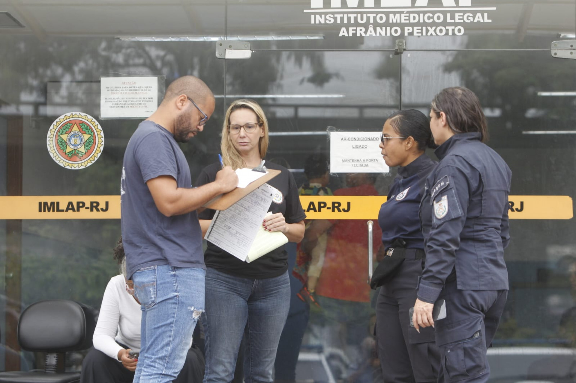 Rodrigo, filho do sargento Rildo Monteiro dos Santos, esteve no IML para tratar da liberação do corpo do pai - Reginaldo Pimenta / Agência O Dia