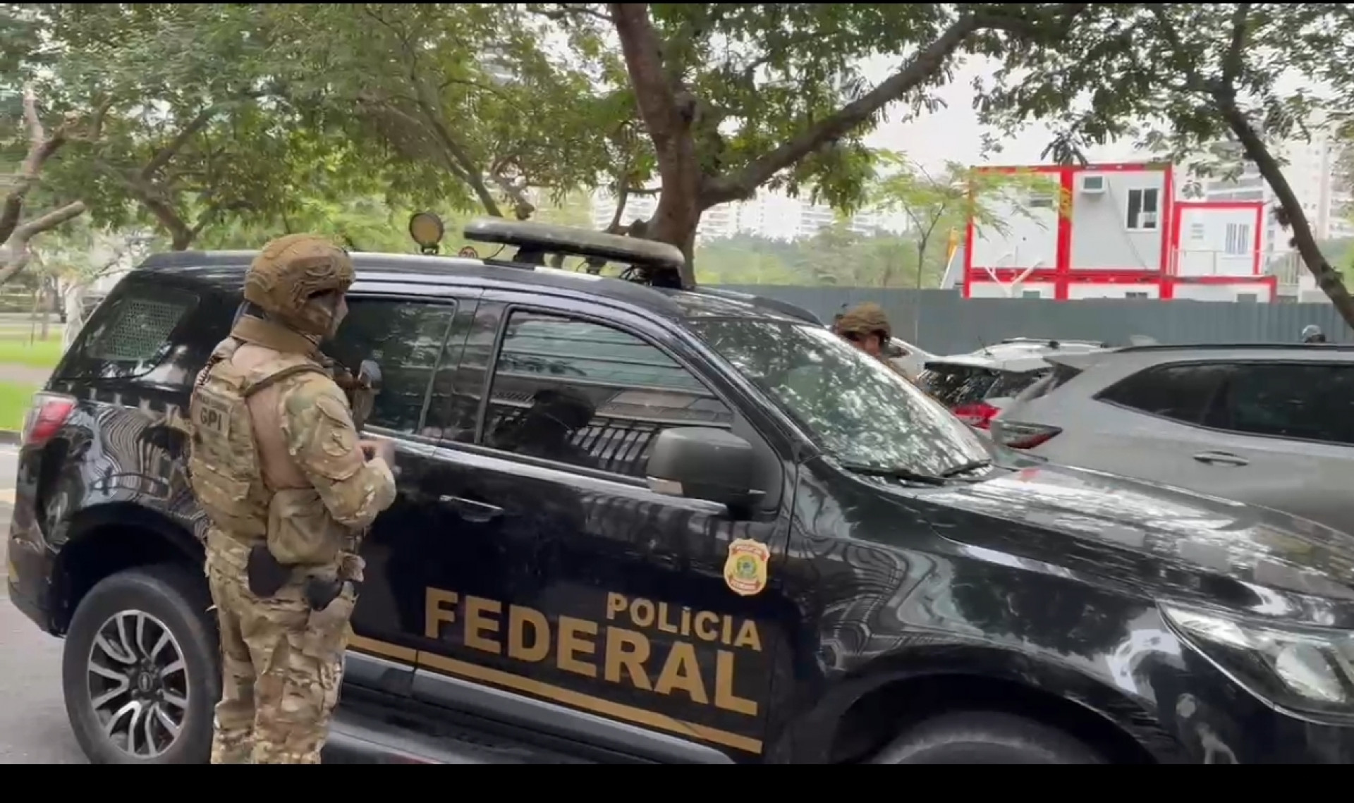 Agentes da PF cumpriram mandados de busca na casa do ex-governador Cláudio Castro - Imagens cedidas/rádio TMC