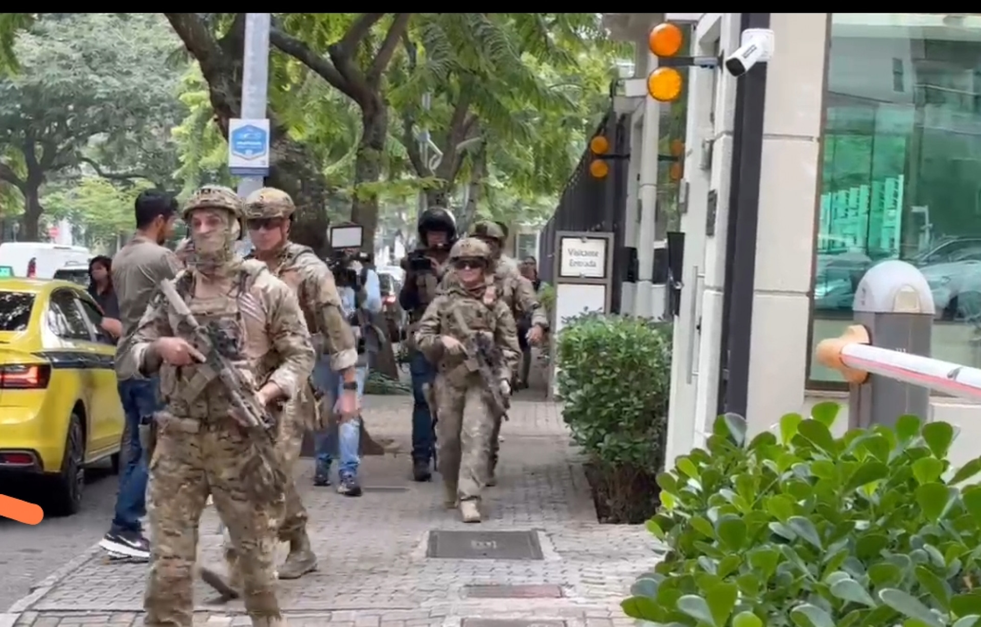 Agentes da PF cumpriram mandados de busca na casa do ex-governador Cláudio Castro - Imagens cedidas/rádio TMC