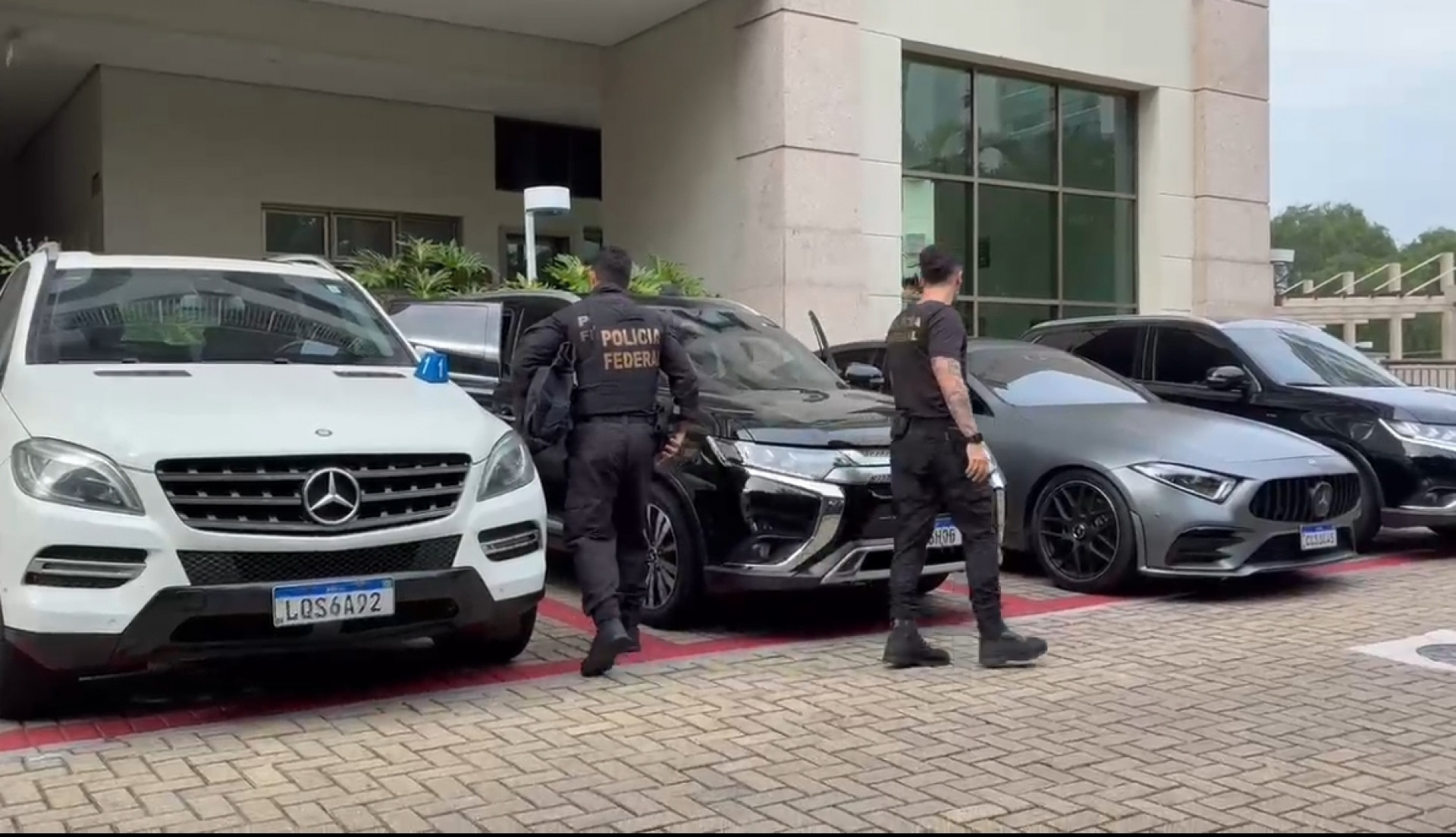 Agentes da PF cumpriram mandados de busca na casa do ex-governador Cláudio Castro - Imagens cedidas/rádio TMC