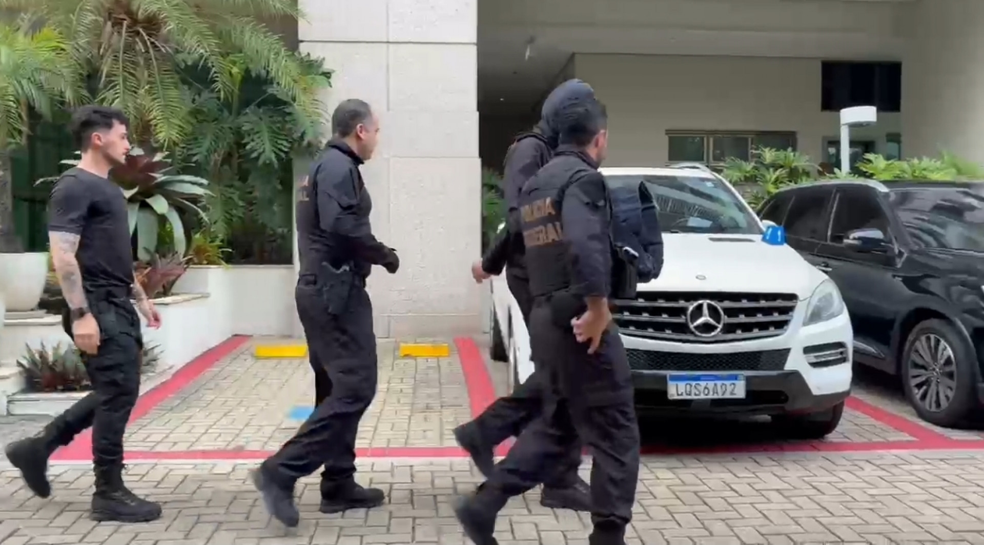 Agentes da PF cumpriram mandados de busca na casa do ex-governador Cláudio Castro - Imagens cedidas/rádio TMC