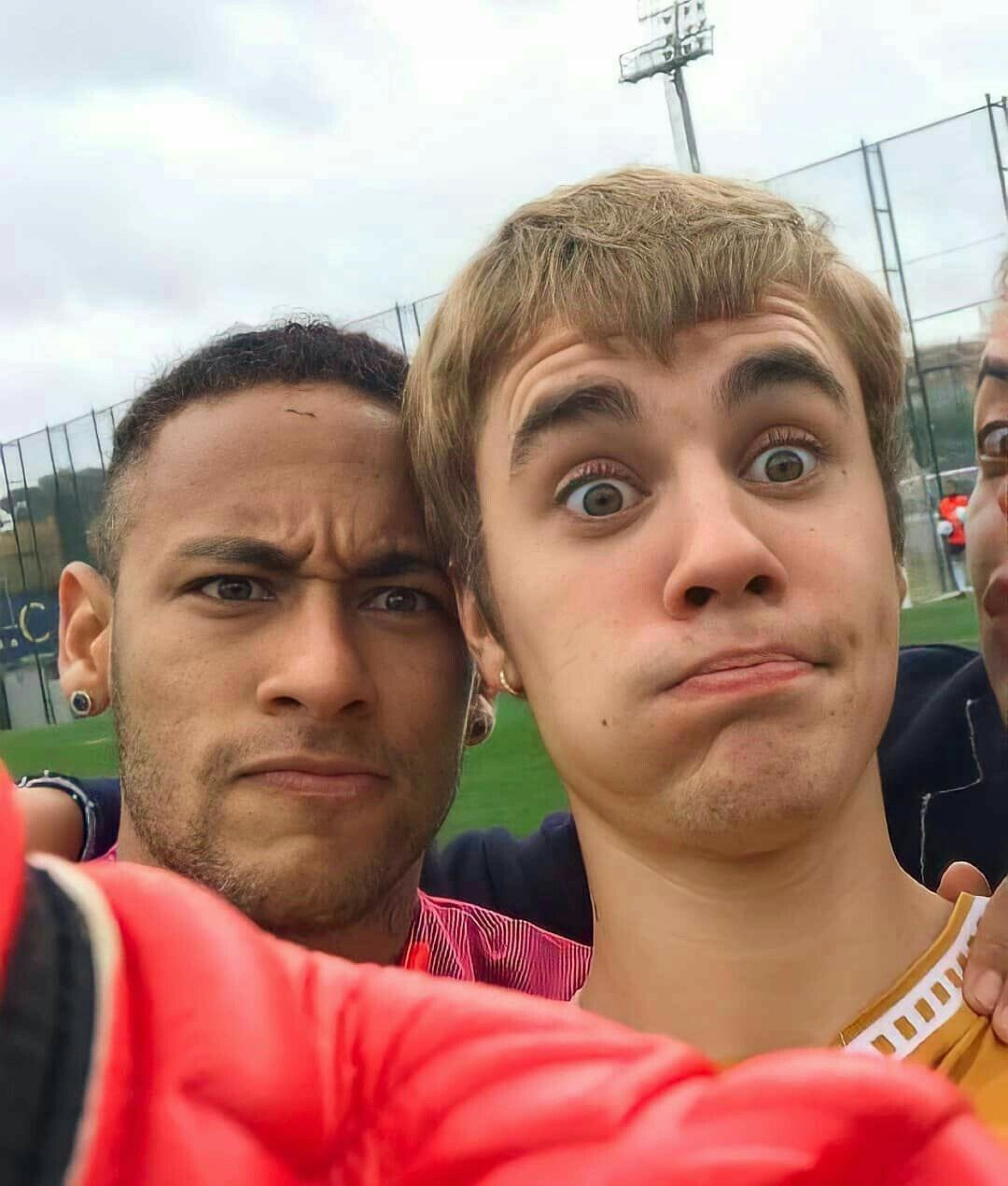 Neymar e Justin Bieber em foto antiga - Reprodução / X