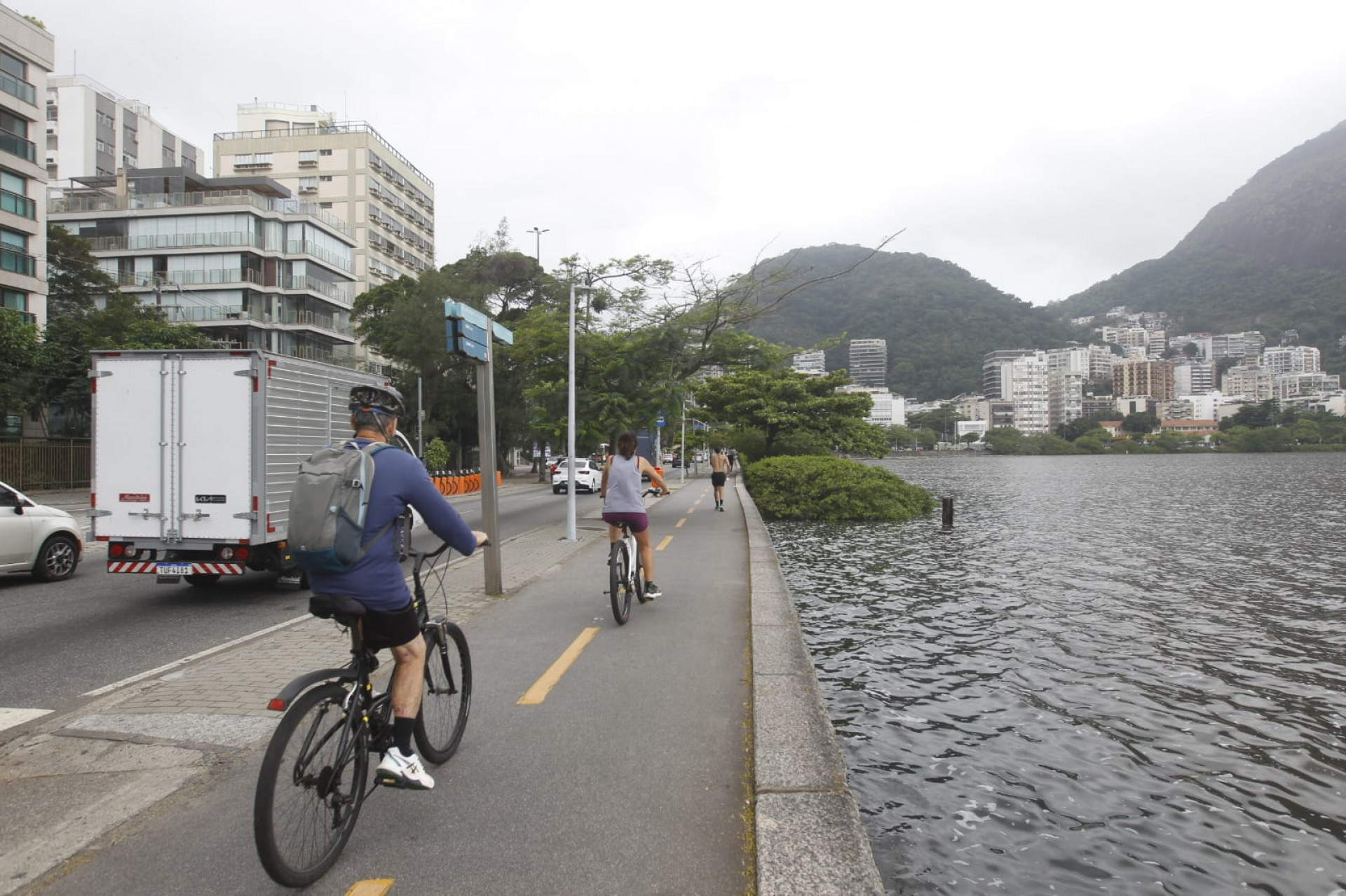 Movimentação de ciclistas e corredores na Lagoa, Zona Sul, na manhã desta sexta-feira (15) - Reginaldo Pimenta / Agência O Dia
