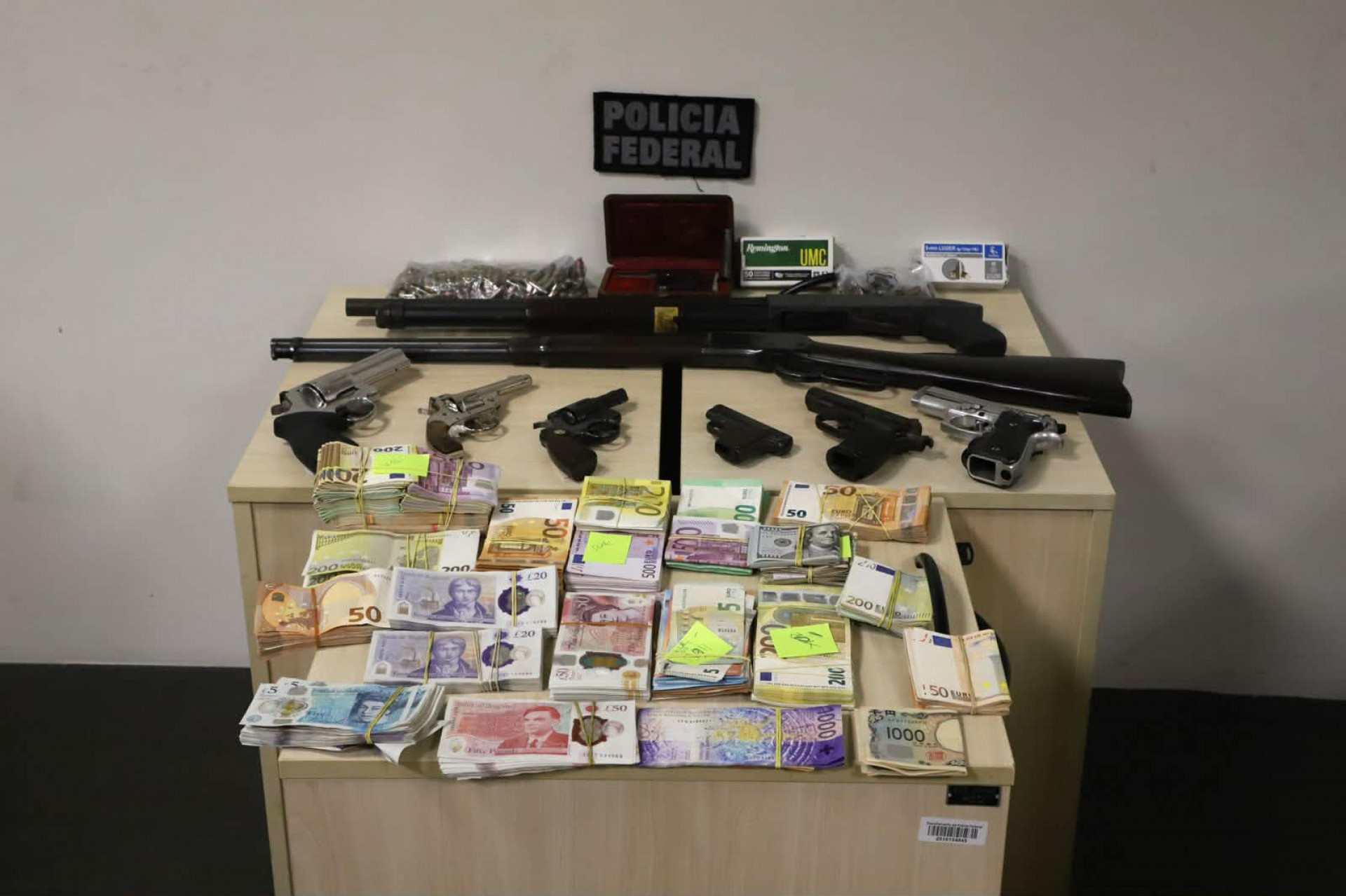 Operação Sem Refino apreende armas e dinheiro em espécie durante ação no Rio - Reprodução