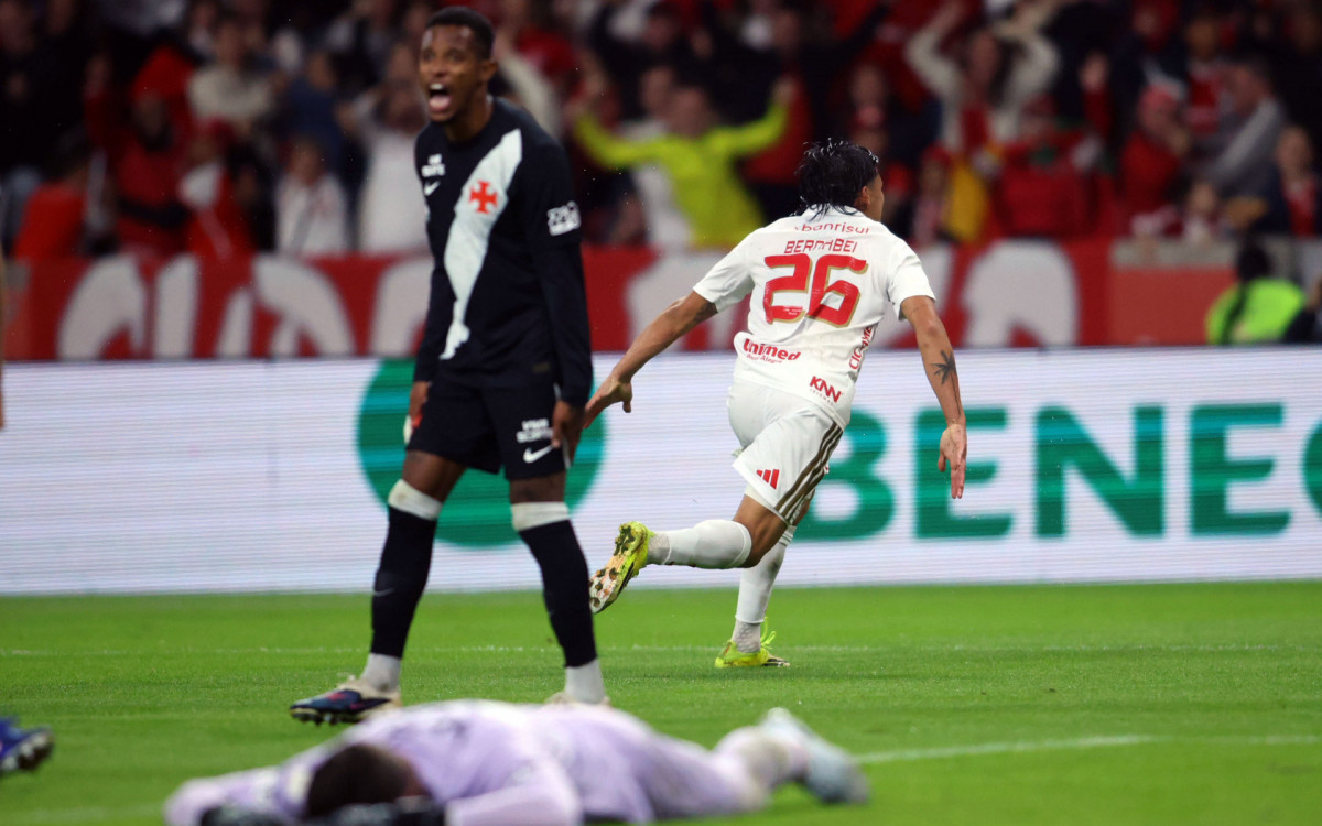 RS - FUTEBOL/BRASILEIR?O/INTERNACIONAL X VASCO - ESPORTES - Alexandro Bernabei, do Internacional, comemora o seu gol marcado na partida com o Vasco v·lida pela dÈcima sexta rodada do Campeonato Brasileiro de Futebol 2026 (SÈrie A), realizada no Est·dio Beira-Rio, em Porto Alegre (RS), na noite deste s·bado, 16 de maio de 2026.
