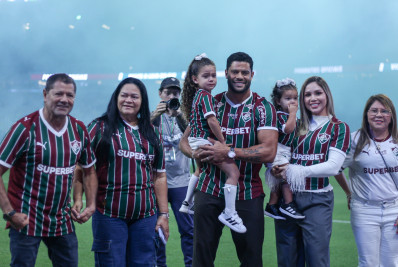Hulk tem primeiro contato com a torcida do Fluminense e é recebido com festa no Maracanã