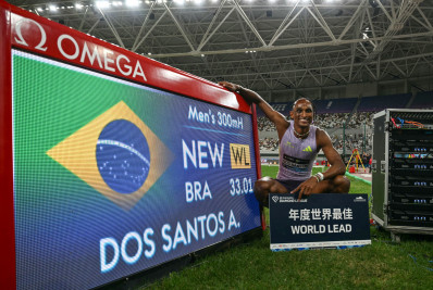 Alison dos Santos estabelece melhor marca do ano nos 300m com barreiras