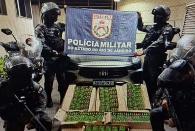 PM apreende mil frascos de lança-perfume na Avenida Brasil
