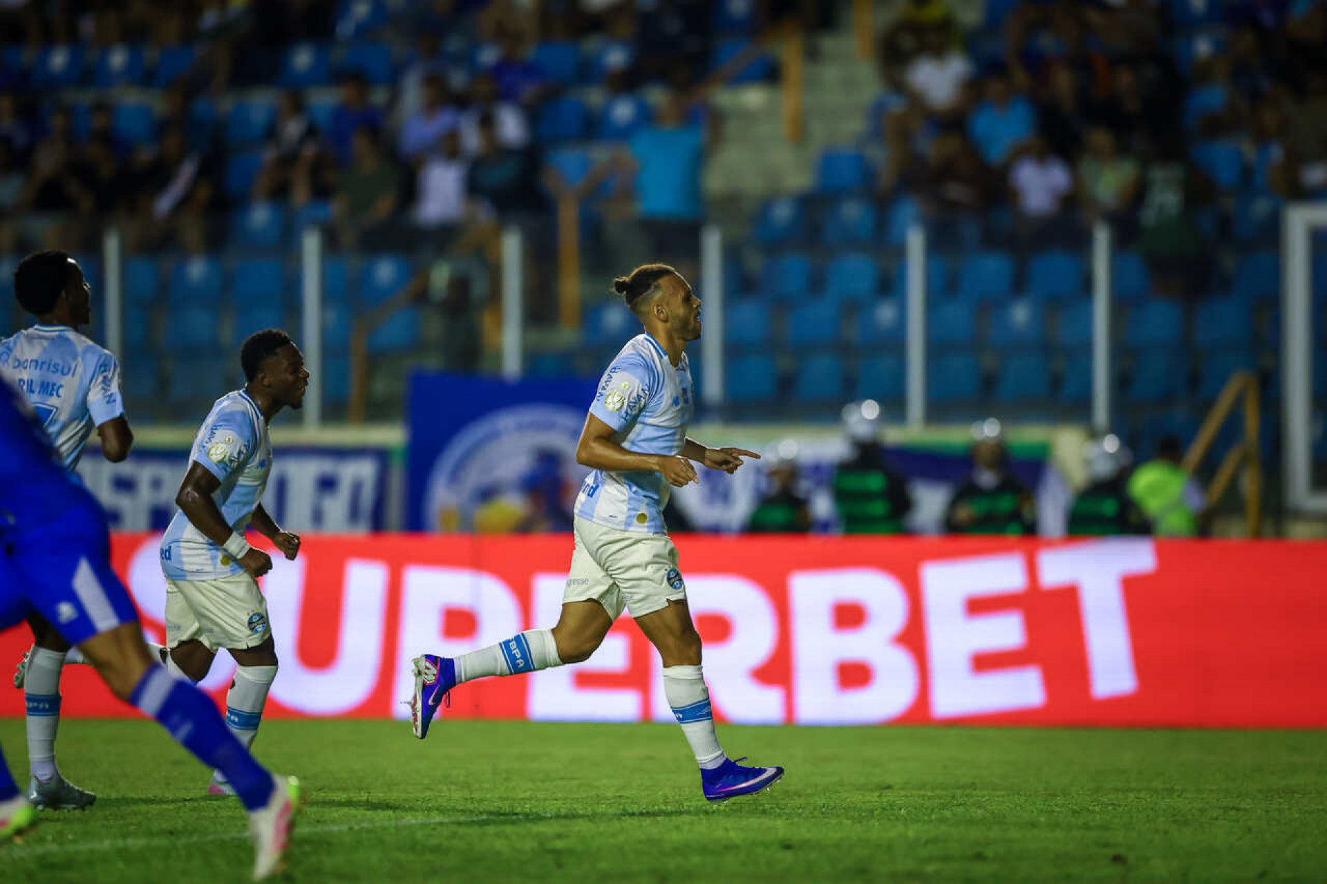 Braithwaite alcan&ccedil;a boa m&eacute;dia de gols no Gr&ecirc;mio e oferece novas solu&ccedil;&otilde;es a Lu&iacute;s Castro