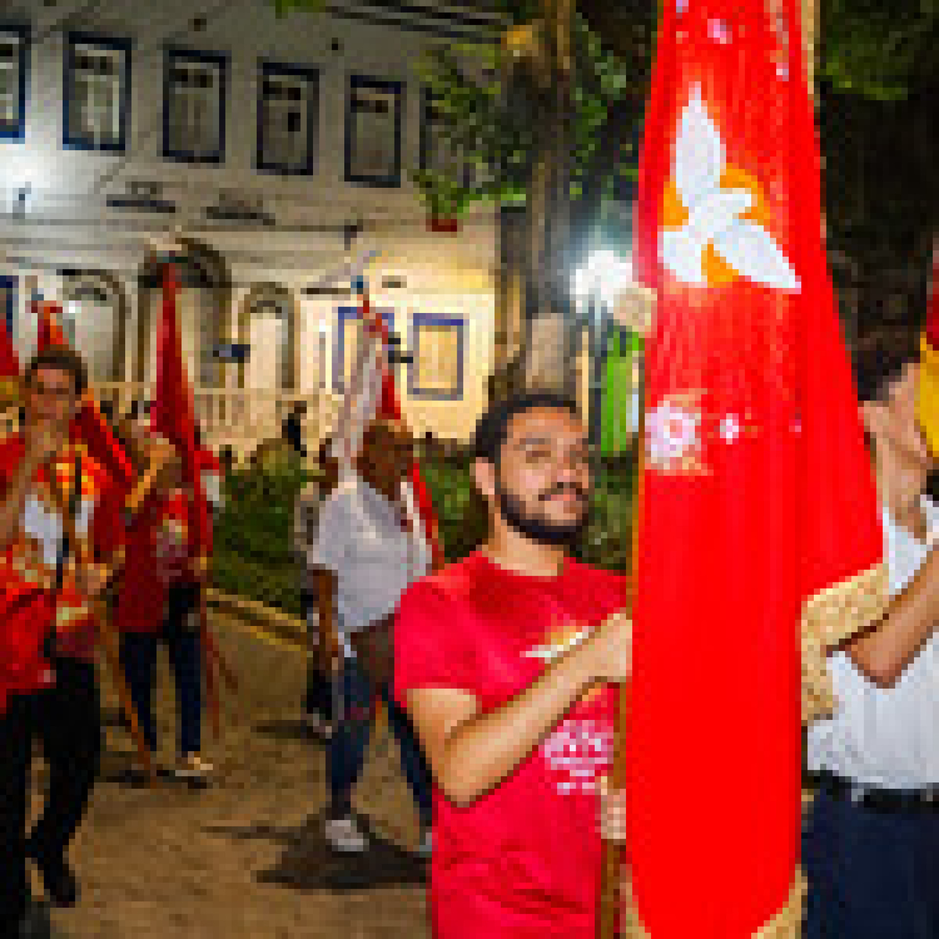 Procissão pelas ruas do centro de Angra