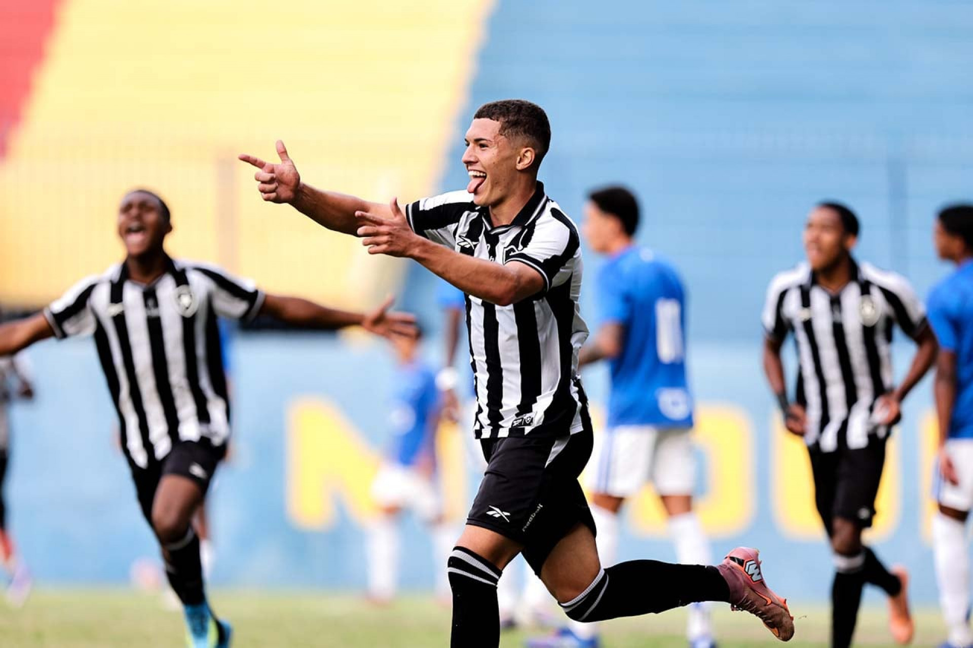 Botafogo vence o Cruzeiro, engata a trinca e fica em quinto no BR-26 Sub-20