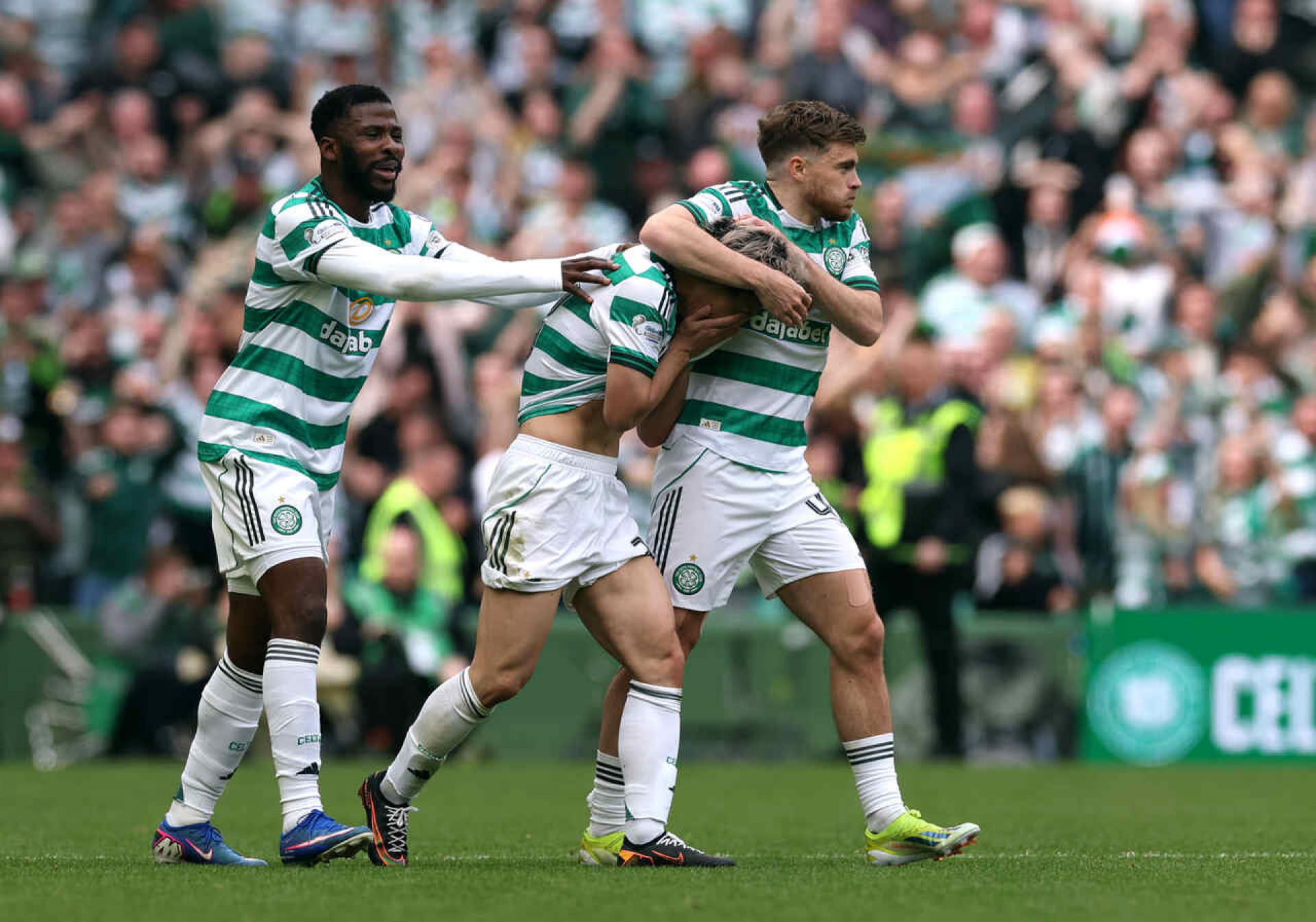 Celtic &eacute; pentacampe&atilde;o escoc&ecirc;s ao vencer o Hearts de virada