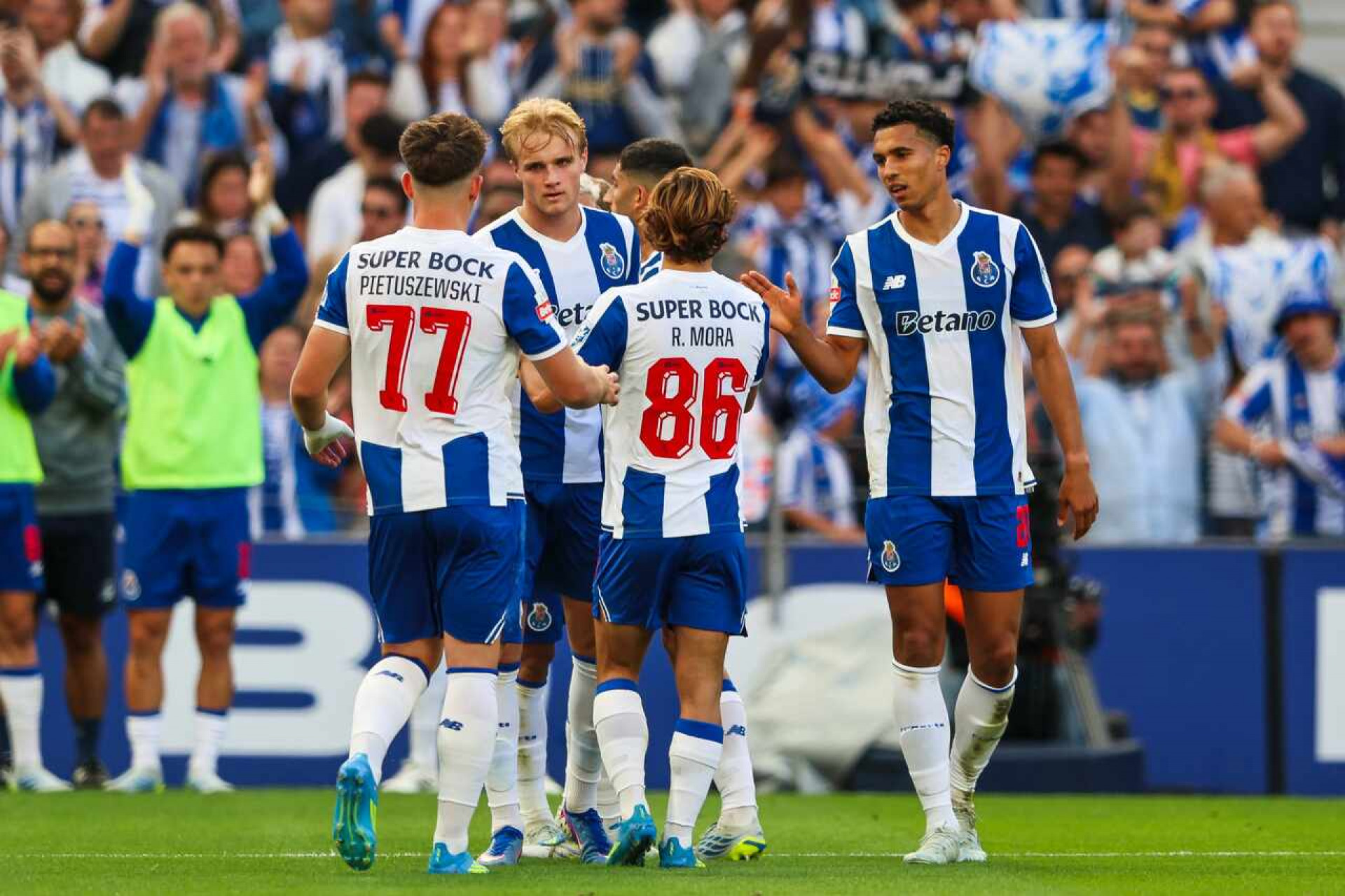 Consagra&ccedil;&atilde;o azul e branca: Porto bate Santa Clara no adeus ao Portugu&ecirc;s