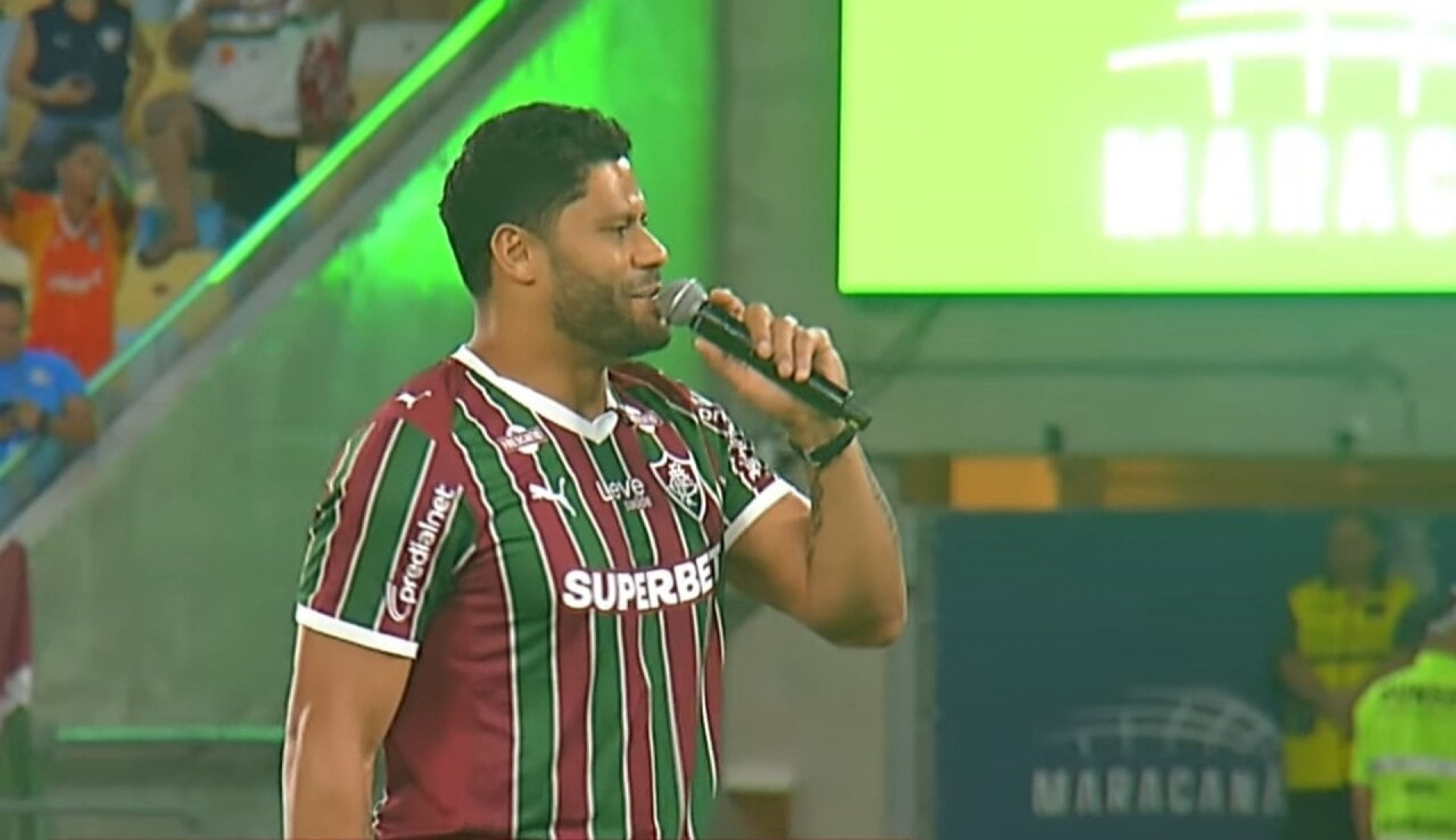 Hulk pisa no gramado do Maracan&atilde; e &eacute; ovacionado pela torcida do Fluminense