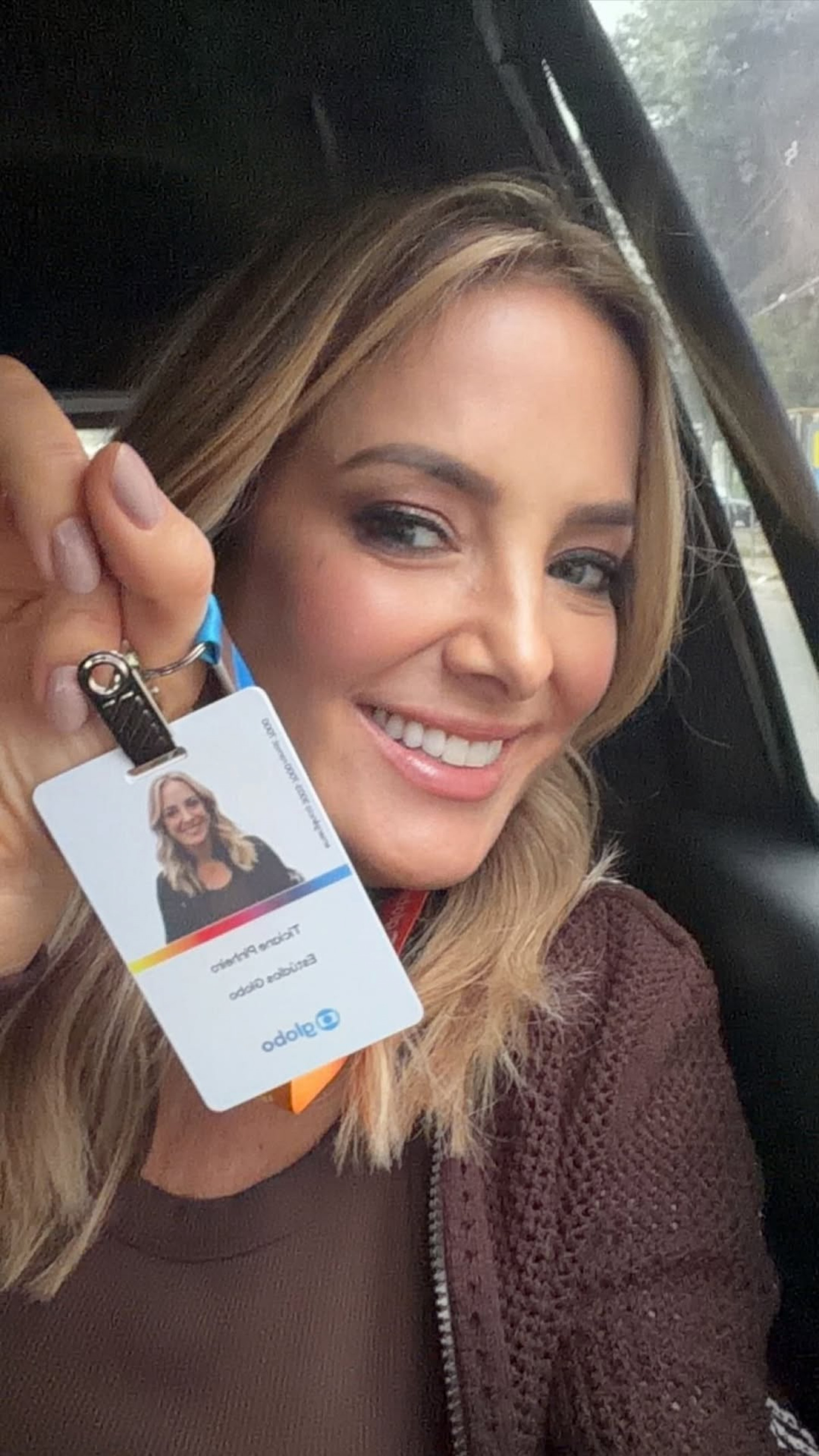 Ticiane Pinheiro exibiu crachá da emissora  - Reprodução/Instagram 