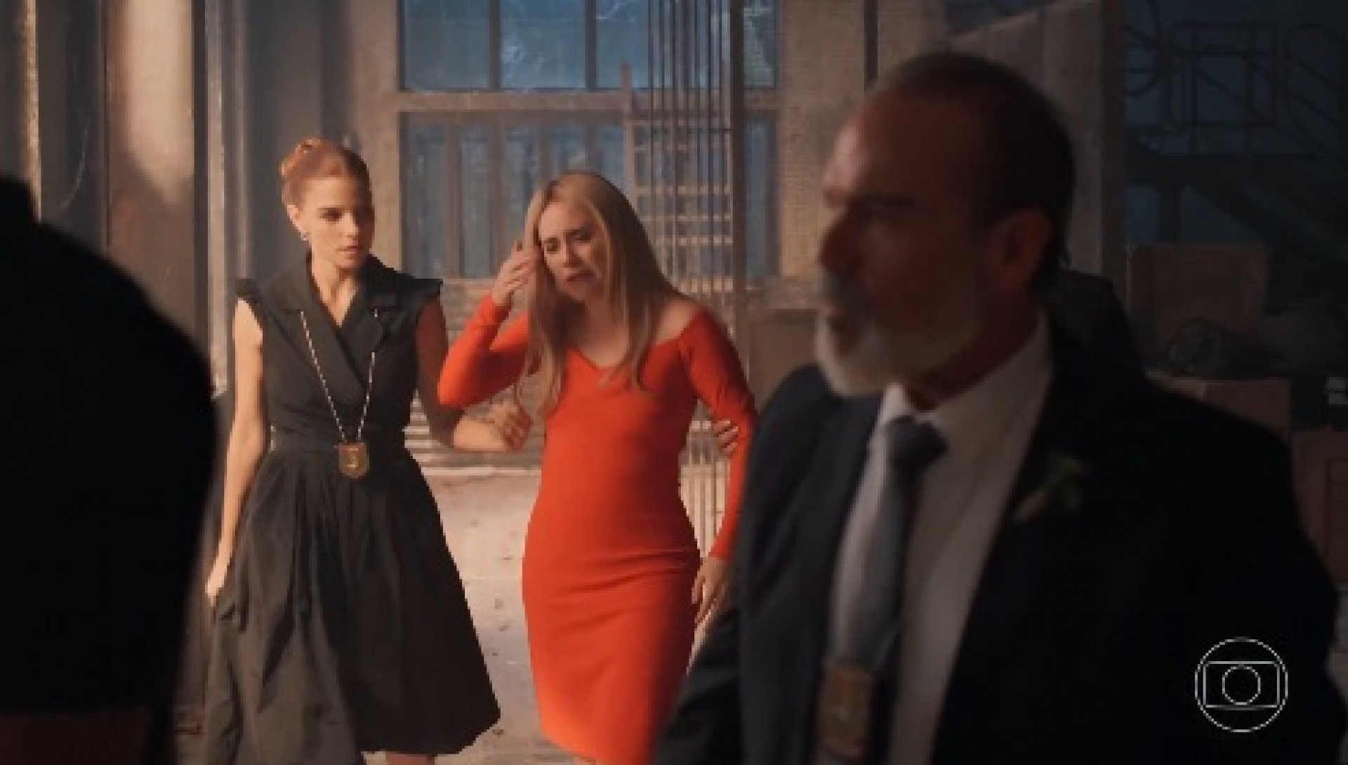 Samira vestida igual Nazaré Tedesco no sequestro da neta de Gerluce  - Reprodução de Vídeo/ Globo