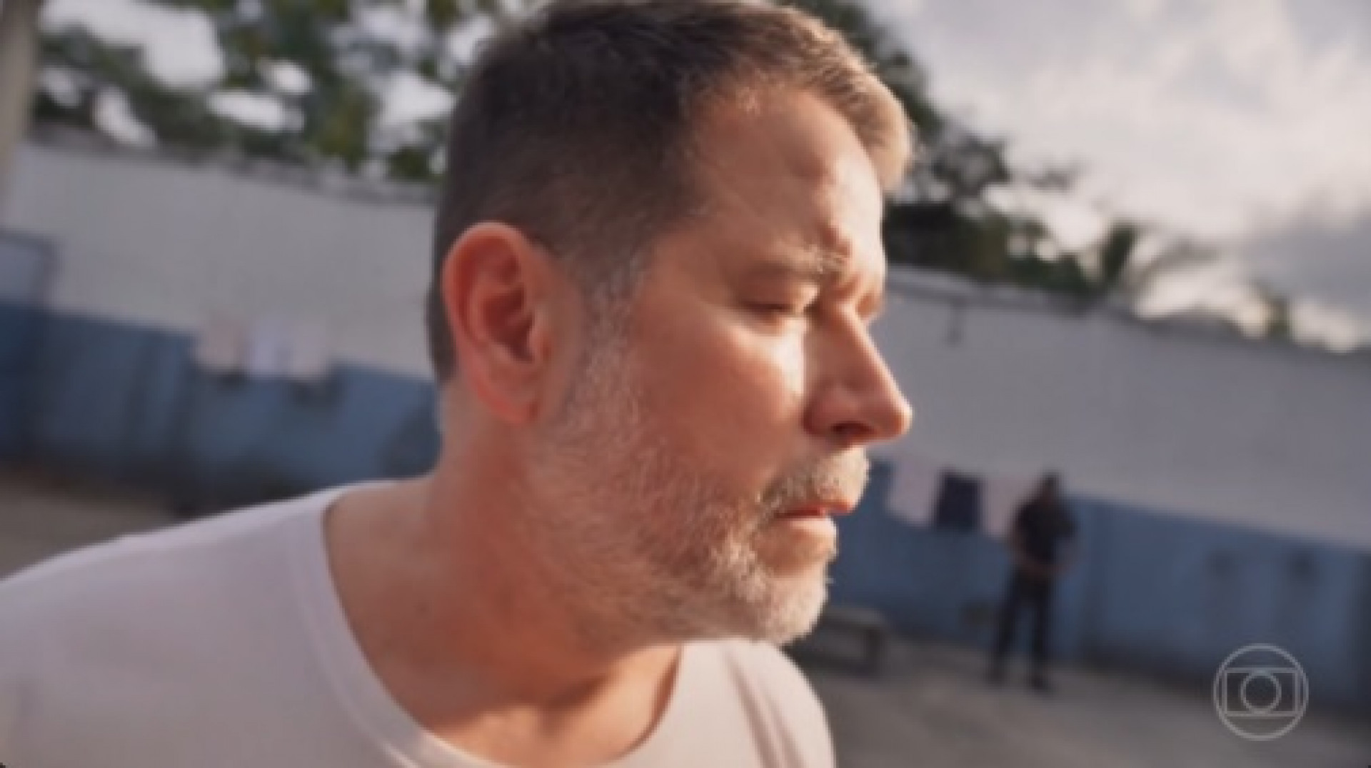 Ferette começa a ter alucinações com Gerluce dentro da prisão  - Reprodução de Vídeo/ Globo