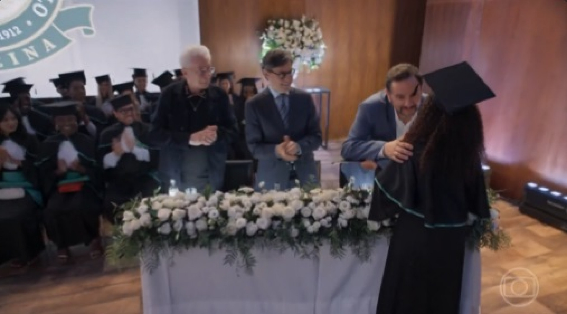 Autores da novela participaram de cena da formatura de Joélly  - Reprodução de Vídeo/ Globo